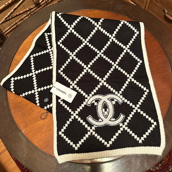 CHANEL Accessories - 🌺🌺 NWT CHANEL TWO SIDES SCARVES